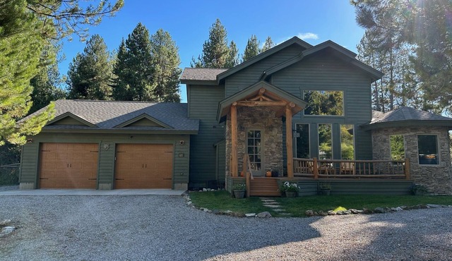 Cozy mountain retreat with a hot tub; steps to national forest trails!