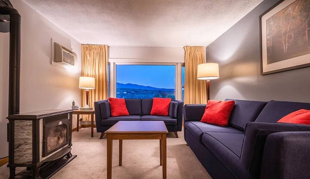 Cozy Mountain Retreat with Pool, Hot Tub & Ski Resort Access