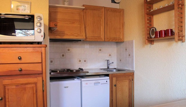 Cozy Mountain Studio, 4 Sleeps, Near Slopes & Shops, Balcony, Quiet Area