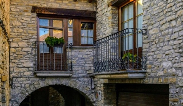 Cozy Mountain-Style Apartment with Fireplace, 15 mins from Jaca