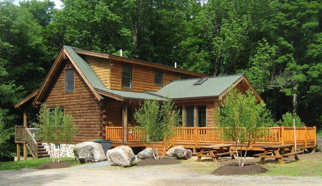Cozy Mountain Top Log Home on Private 50 Acre Woodland. Your Retreat Awaits.