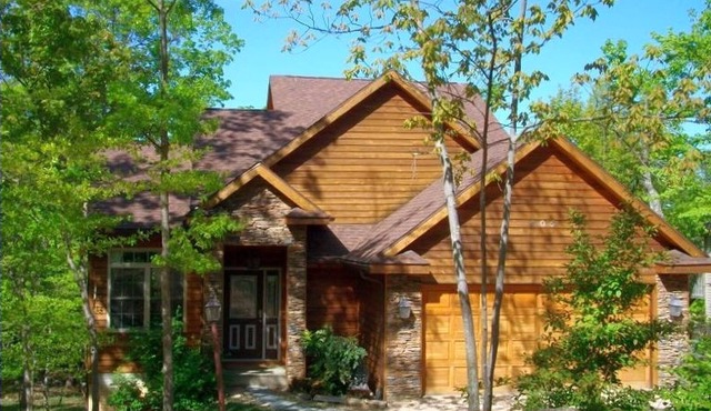 COZY MOUNTAIN TOP CABIN; SCREENED IN DECK & GRILL; WI-FI; GAMES; FOOSBALL TABLE!