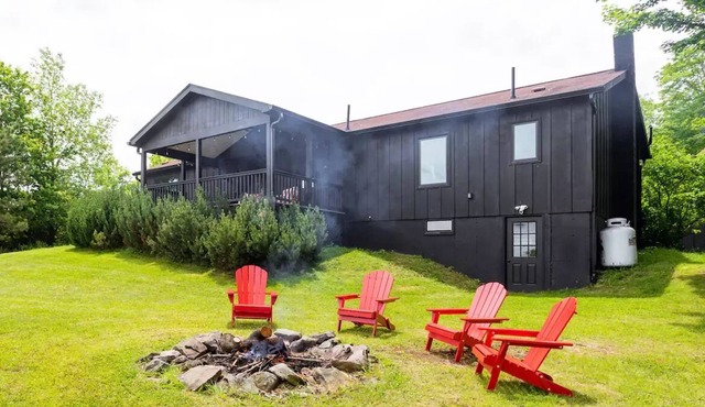 Cozy mountain top home - breathtaking views, 5 acres & a gym.