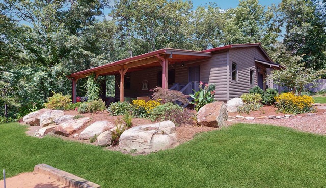 Cozy mountain cabin with fire pit, outdoor kitchen & scenic yard