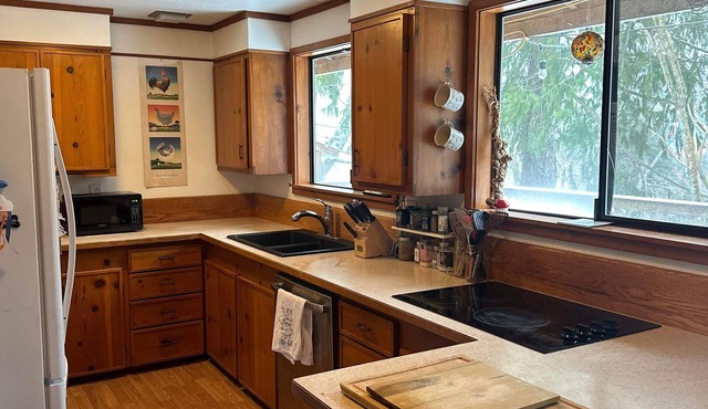 Cozy mountain valley rancher close to abundant outdoor recreational activities