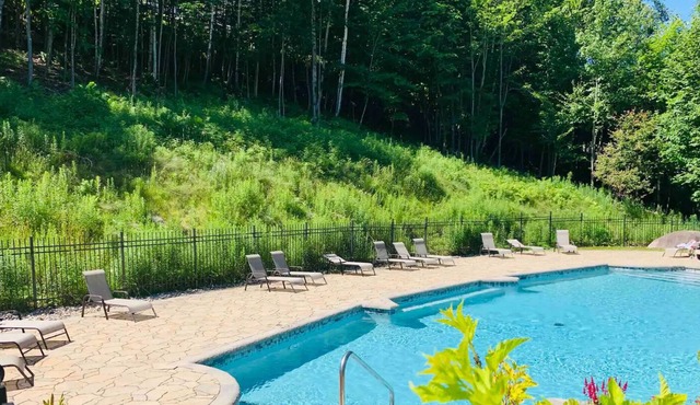 Cozy Mountain View, 6 minutes to ski hill mountain view in historic village.