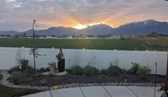 Cozy Mountain-View Haven/Full Kitchen/Hot Tub/Easy SLC & Ski Access