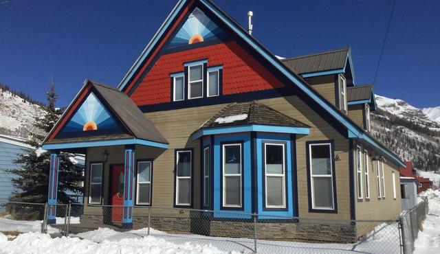 Cozy Mountain View home just blocks from center of town.