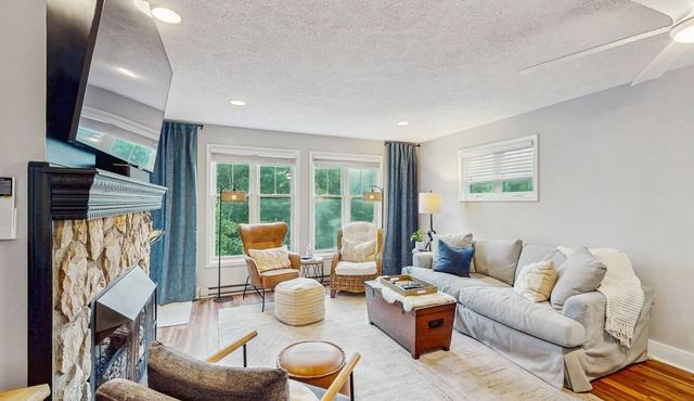 Cozy Mountain View Retreat -Upscale Stay w/2 En-Suite King Bds, WiFi & Fireplace