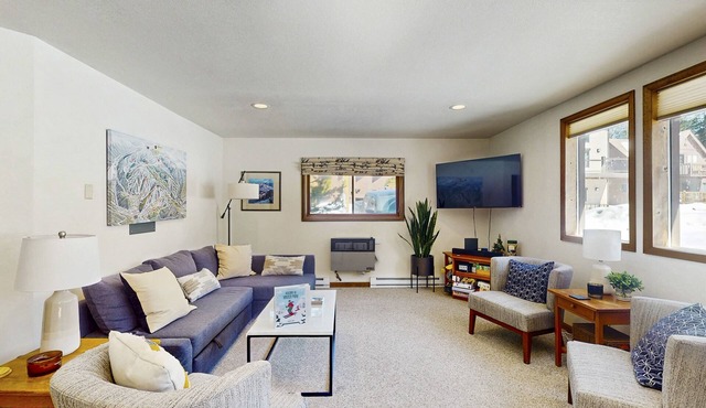 Cozy mountain-view house with full kitchen, dog-friendly & convenient location
