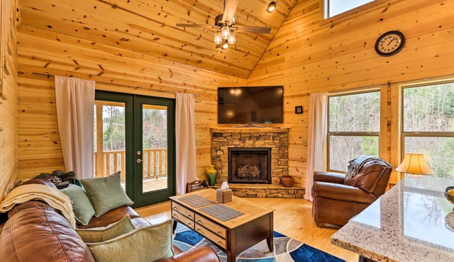 Cozy Mtn Cabin: Spacious Deck & Forest Views!