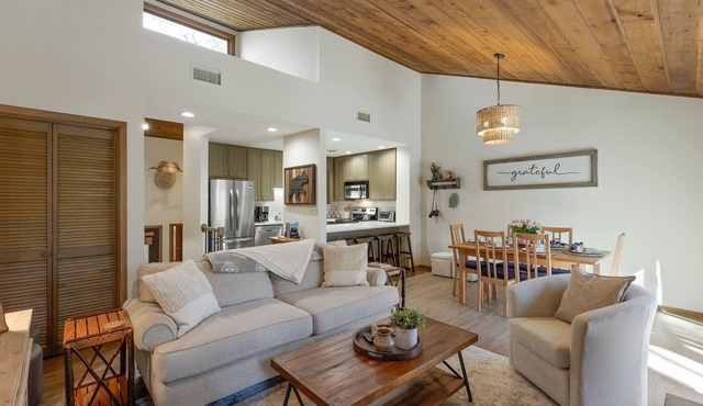 Cozy Mtn Retreat minutes from Sapphire Valley Resort. Renovated. Pet Friendly!n