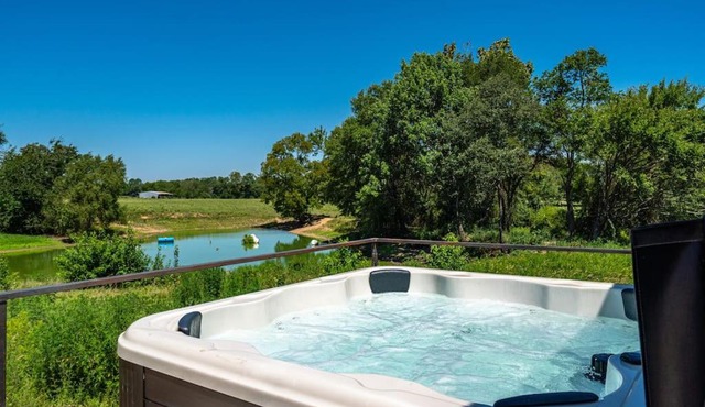 Cozy Mtn View Cottage w/Hot Tub