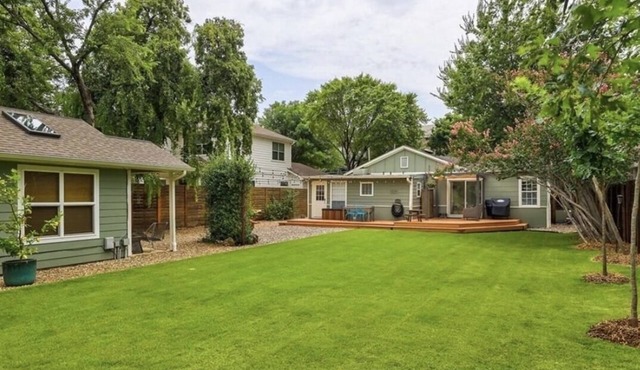 Cozy Multi-Property Bungalow in Central Austin - Cowboy pool