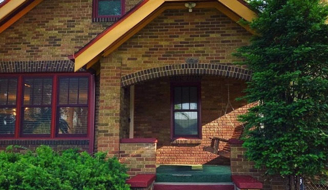 Cozy N Clean Brick Bungalow Dundee- Best Porch Swing in the metro!