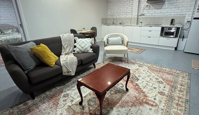 Cozy n Vibrant Brand New Flat with Great Location In Lalor Vic