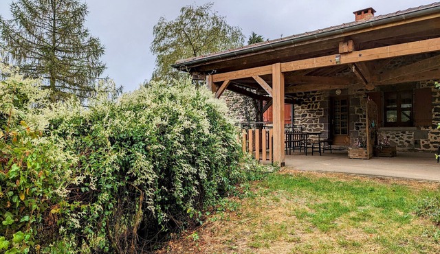 Cozy Nature Retreat Near La Chaise-Dieu with Spacious Garden & Child-Friendly Amenities