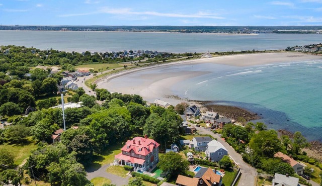 Cozy Nahant Apartment 5 min walk to private beaches