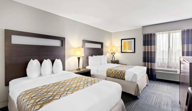 Cozy Naperville Stay – Free Breakfast & Parking Near Downtown!