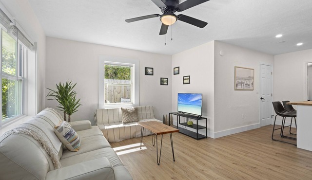 Cozy | Near AMI | Near IMG | Patio | BBQ | TV