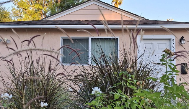 Cozy Neighborhood Cottage with A/C, wifi Two Blocks from Ventura Blvd.