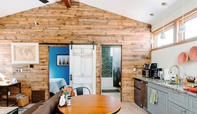 Cozy Neighborhood Spot Close to Downtown