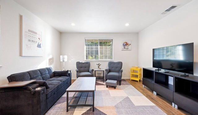 Cozy Nest, Across the street. From UC Davis Medical Center, Sacramento CA