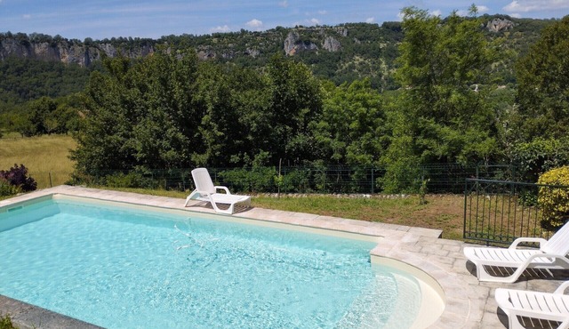 COZY NEST, POOL, EXCEPTIONAL VIEW ON CLIFFS AND VALLEY .