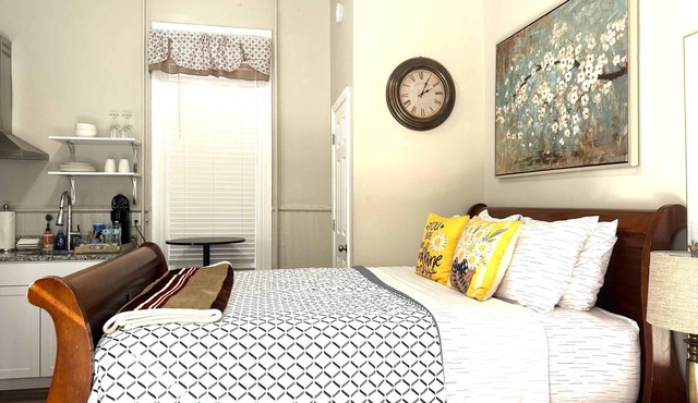 Cozy nest/private porch/museums/free parking