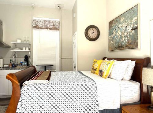 Cozy nest private porch museums free parking