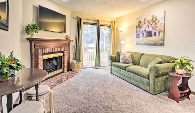 Cozy Nevada Townhome < 1 Mi to Cottey College