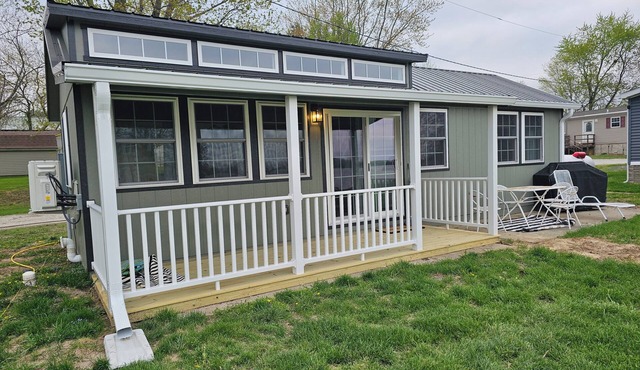 Cozy, New 1-bedroom house on Lake Mattoon with dock, porch and stunning view.