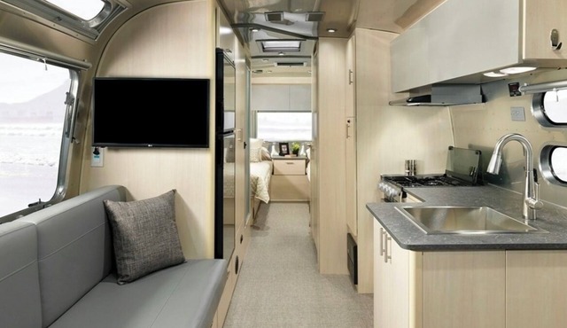 Cozy New Airstream on remote Farmland, Pet Friendly, outdoor bathhouse, fire pit