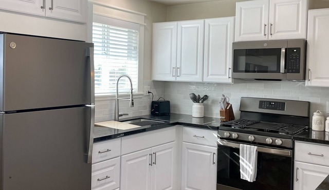 Cozy New Apartment: Just Outside The City
