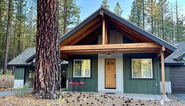 Cozy New Cabin. Walking distance to wedding venue, Chalet View Lodge!