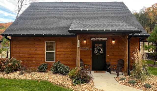Cozy New Cabin with Private Hot Tub, Free Local Attraction Tickets & Community Pools