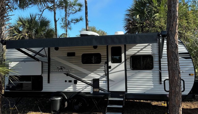 Cozy New Camper on Lake Front with access to fishing