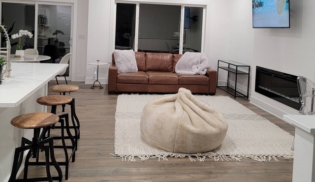 Cozy New Townhome - W/Fireplace Quiet Neighbors