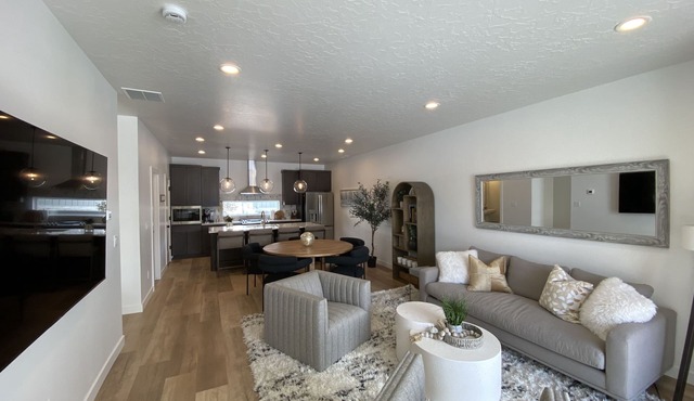 Cozy, new townhome 12 min. from Snowbasin and 17 min. from Wasatch Peaks!
