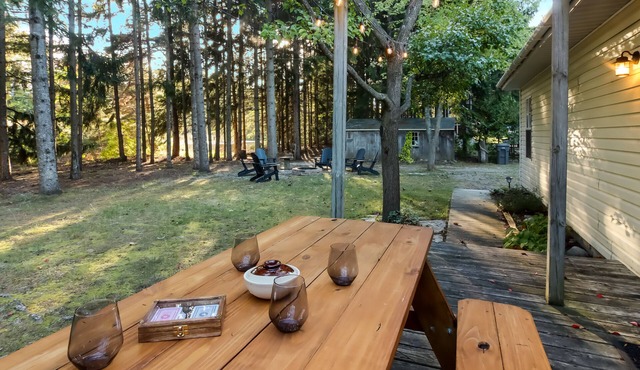 Cozy & New - Walk to Lake Michigan & Northport's shops, restaurants, and bars.
