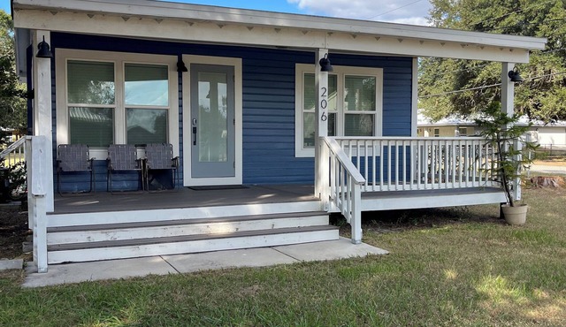 Cozy, newly remodeled bungalow