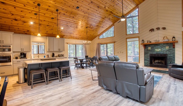 Cozy Newly Renovated PET FRIENDLY! Pinetop Cabin Retreat at 7300ft Elevation
