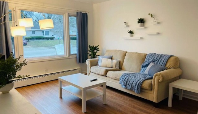 Cozy Newly Renovated Unit 15 Minutes From Downtown