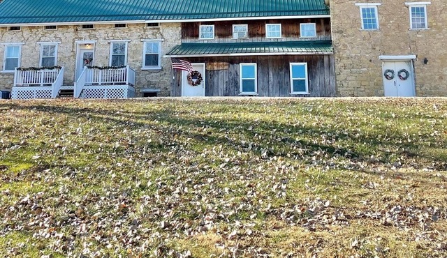 Cozy, Newly Renovated Space at Base of Bluff, Minutes from River