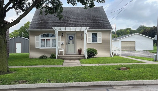 Cozy newly renovated cottage. Downtown in quiet neighborhood. Sleeps up to 5.