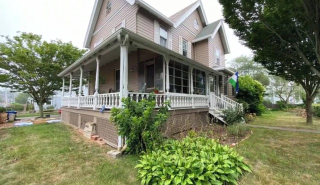 Cozy Newport Studio, steps to Cliff Walk, Beaches & Downtown