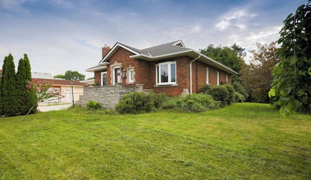Cozy Niagara Oasis | Hot Tub | Huge Lot | 5 Min to the Falls