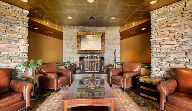 Cozy Nights & Arcade Days in a Villa Made for Family Fun l 2 Rooms w/Kitchen