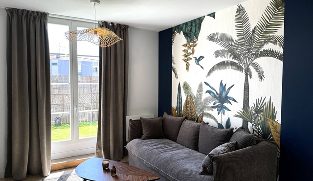 Cozy Niort Yellow Pink 2-room apartment with balcony