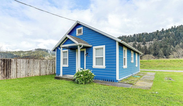 Cozy NorCal Cottage: 2 Mi to Redwoods & Beaches!